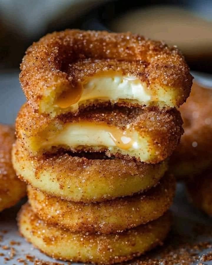 Caramel Cheesecake-Stuffed Churro Rings Recipe - CYSSERO