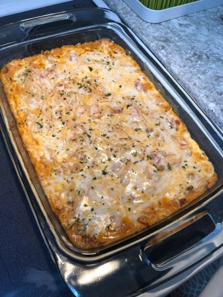 Cheesy Baked Spaghetti Casserole – A Comforting Family Favorite - CYSSERO
